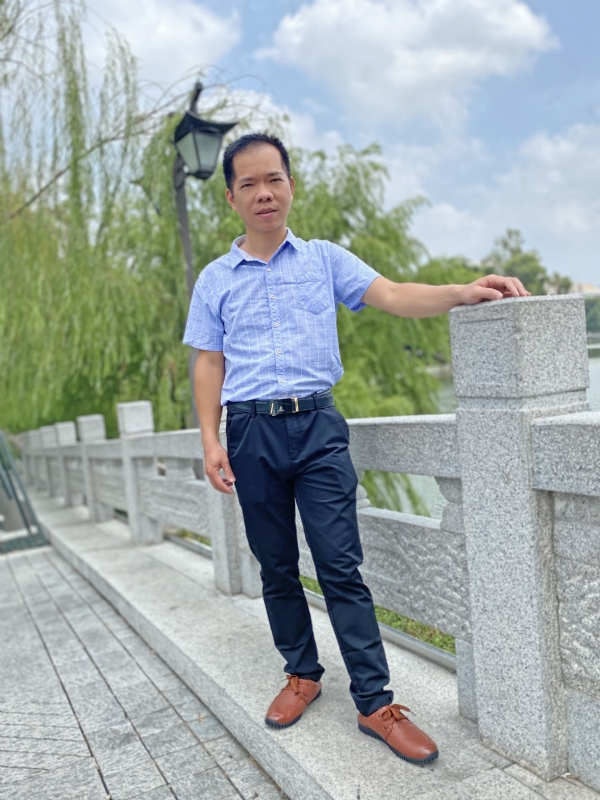 奇峰向阳的第一张照片--台湾闪婚服务中心